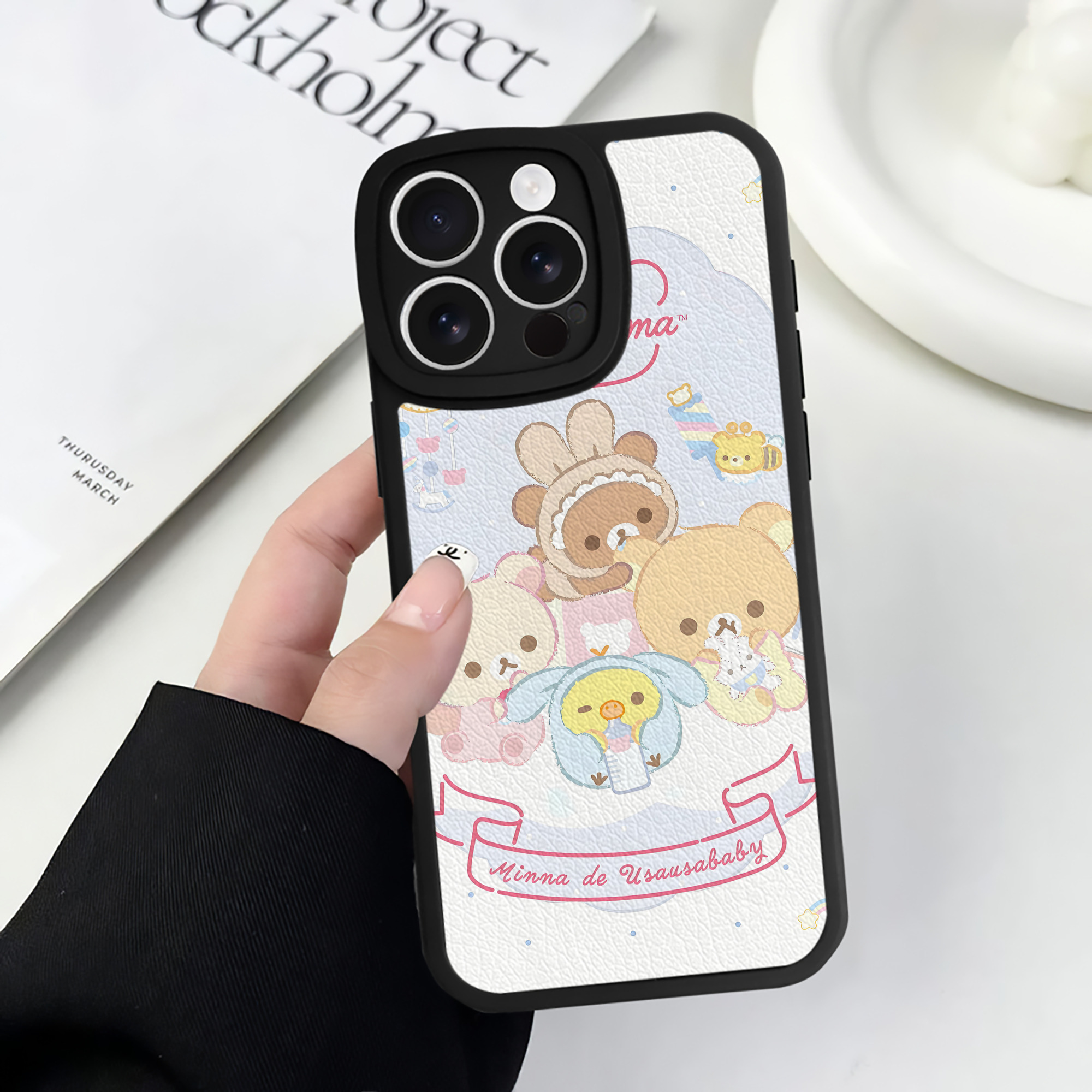 （画像用） リラックマ リラックマ キイロイトリ Rilakkuma Korilakkuma Kiiroitori 【iPhone 16シリーズ対応】シリコンスマホケース（レザー調） 材質：シリコン